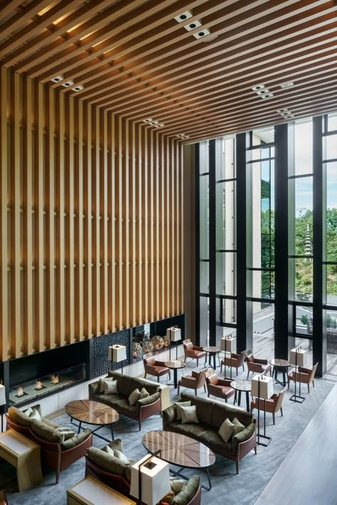 ©Seth Powers. Archdaily -  Brasserie Restaurant at Four Seasons Hotel Kyoto, designed by Kokaistudios Lobby Architecture, Lobi Hotel, Lobby Designs, Modern Lobby, Interior Hotel, Lobby Seating, Hotel Lobby Design, Lobby Interior Design, Restaurant Seating