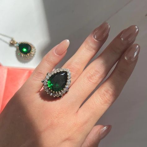 Hurrem Ring, Hurrem Sultan Ring, Ruby Ring Designs, Diamond And Emerald Ring, Diamond Finger Ring, Silver Necklace Designs, Diy Jewelry Set, Wedding Ring Tattoo, Wedding Ring For Him