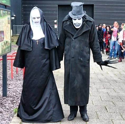 Conjuring Couple Costume, Babadook Halloween Costumes, The Conjuring Halloween Costume, Diy Classic Halloween Costumes, Horror Movie Villians, The Nun Valak Costume, Babadook Costume, Scary Nun Halloween Costumes, Horror Halloween