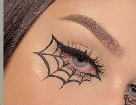 Black Halloween Eye Makeup, Halloween Eyeliner Looks, Bat Wing Eyeliner, Bat Eyeliner, Spiderweb Eyeliner, Halloween Eyeliner, Spider Web Makeup, Monster Makeup, Vampire Bride