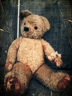 An old bear story . . . Lee Aesthetic, Toy Pictures, Attic Treasures, Bear Friends, Old Teddy Bears, Yellow Jackets, Teddy Bear Picnic, Vintage Teddy Bears, Lost Boys