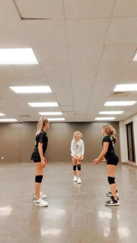 Volleyball Tiktoks, Fun Dances, Cute Volleyball Hairstyles, Volleyball Skills, Easy Dance, Volleyball Inspiration, Volleyball Tips, Volleyball Workouts, Best Friend Challenges