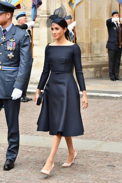 #MeghanMarkle, #Duchess of Sussex attends as members of the Royal Family in a little #black #dress with sleeves attended events to mark the centenary of the RAF on July 10, 2018 in London, England. #formaldress #partydress Meghan Markle Dress, Estilo Meghan Markle, Sukienki Maksi, Princ Harry, Prins Harry, Prinz Harry, Meghan Markle Style, Dior Dress, Elisabeth Ii