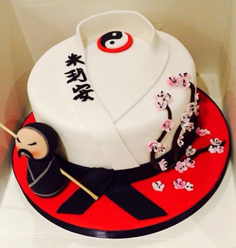 Martial arts cake, Japanese-style! Karate Cake Ideas, Cake Japanese, Karate Cake, Japanese Cakes, Karate Styles, Karate Party, Karate Boy, Japanese Party, Japanese Cake