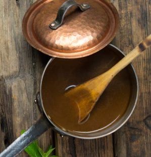 Whisky gravy - delicious. Magazine Christmas Gravy, Lamb Gravy, Make Ahead Gravy, Sunday Roasts, Recipes Sauces, Easter Sides, Recipes Meat, Easter Lunch, Beef Gravy