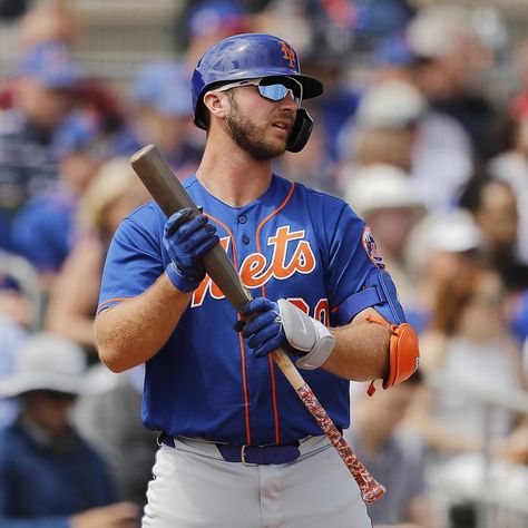 Pete Alonso set a Major League Baseball record with 53 home runs for the New York Mets last season while making $ 555,000 for the year... Pete Alonso Mets, New York Yankees Stadium, Lets Go Mets, Pete Alonso, Mets Baseball, Ball Games, Ny Mets, Baseball Trading Cards, Mlb Players