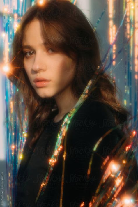 Soft Focus Photography Portraits, Soft Focus Portrait, Photography Edits Creative, Dreamy Effect Photography, 70s Portrait Photography, Looking At Camera Pose, Dreamy Photography Portraits, Dreamy Photoshoot Aesthetic, Sparkle Photoshoot