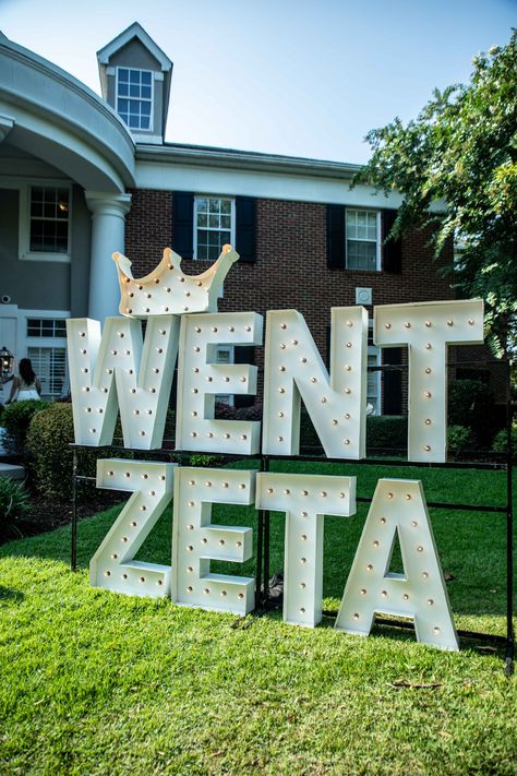 Usc College, Panhellenic Sororities, Panhellenic Recruitment, Sisterly Love, Sorority Events, Sorority Bid Day, Bid Day Themes, Banner Ideas, Zeta Tau Alpha