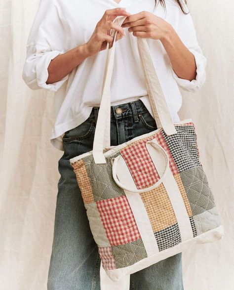 Diy Quilted Tote Bag, Quilted Bags And Totes Patterns, Patchwork Sewing Projects, Diy Quilted Bag, Quilted Tote Bags Patterns, Quilt Tote Bag, Tote Bag Sewing Pattern, Upcycled Sewing, Quilt Bags