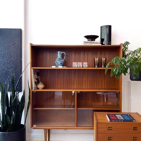 Lovely teak bookshelf new in store this week! This one is a great size and just a perfect opportunity to style out your life! DM for details or drop by for a look! We ship nationally and deliver locally. Mint Home 4949 N Damen Ave Chicago, Il 60625 Mint Home Hours: Thursday - Friday 1 - 6 Saturday - Sunday 11 - 6 minthomechicago.com #mcm #midcentury #modcenturymodern #vintagehome #vintagestore #chicago #chicagovintage #homedecor #vintagehomedecor #vintagedresser #teak #storage #vinta... Teak Bookshelf, Teak Storage, Vintage Dressers, Thursday Friday, Saturday Sunday, Vintage Store, Chicago Il, Vintage Home Decor, Bookshelves