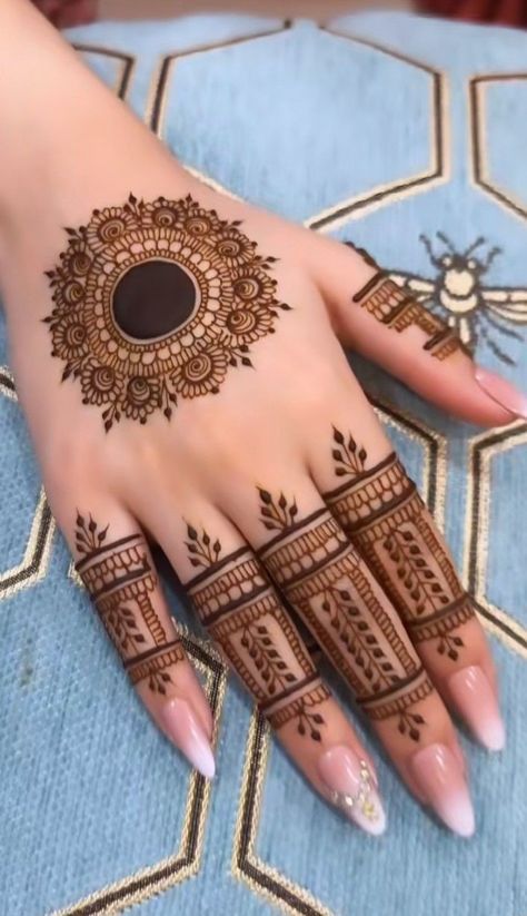 #hennadesigns #henna #hennaart #hennaartist #hennatattoo #mehndi #hennalove #hennadesign #hennainspire #hennawedding #mehendi #hennainspiration #bridalhenna #hennafun #hennainspo #art #mehndidesigns #mehandi #mehndiartist #hennasimple #hennartist #mehendidesign #mehndidesign #hennalookbook #whitehenna #wedding #mehndiart #bridalmehndi #hennapengantin #hennamurah Simple Wedding Mehendi, Mehendi Designs For Hands Simple 2024, Mehendi Designs For Back Hands Simple, Mehandi Designs For Hands Back, Mehndi Designs Right Hand, Mehendi Designs For Hands Back, Mehendi Back Hand, Back Mehndi Designs, Back Hand Simple Mehndi Design