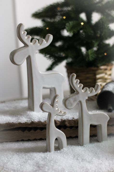 Introducing our Natural Ceramic Reindeer Decoration – a charming and elegant addition to your festive decor. Crafted from ceramic with a natural finish, this reindeer features a timeless design that brings a touch of rustic sophistication to any space. Sold individually Small - 12cmMedium - 15cmLarge - 20cm Christmas Ceramic Art, Christmas Small Decorations, Ceramic Reindeer Pottery, Christmas Ceramic Decorations, Diy Wooden Christmas Decor, Ceramic Christmas Decor, Ceramics Christmas Ideas, Decoration Noel Nature, Christmas Decorations Clay