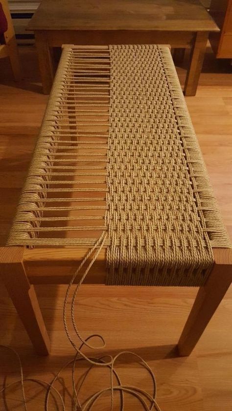 Weave a bench DIY ? Dining chairs ? Weaved Chair, Homemade Furniture Ideas, Projek Diy, Diy Projektit, Projek Kayu, Diy Bank, Handmade Furniture Design, Pola Macrame, Diy Muebles Ideas