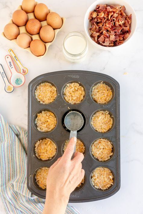 The best egg breakfast muffins! Hash browns, eggs, and bacon all mixed in one yummy bite! Hashbrown Muffin Cups Eggs, Hashbrown Sausage Egg Cups, Egg Bites Muffin Tins With Hashbrowns, Eggs With Hashbrowns, Breakfast Muffin Pan Recipes Egg Cups, Egg Cups With Hashbrown Crust, Hashbrown Breakfast Muffins, Egg And Hashbrown Muffins, Loaded Bacon And Egg Hashbrown Muffins