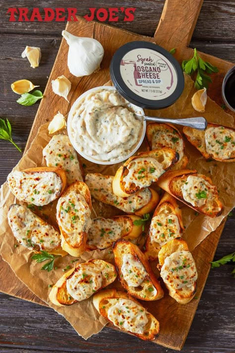 A tub of Trader Joe's Syrah Soaked Toscano Cheese Spread sitting on a cutting board covered with toasted cheesy baguette slices. Trader Joes Recipes Dinner, Trader Joes Appetizers, Bowl Of Spaghetti, Trader Joes Snacks, Trader Joes Food, Homemade Garlic Bread, Fall Appetizers, Trader Joes Recipes, Dinner Party Recipes