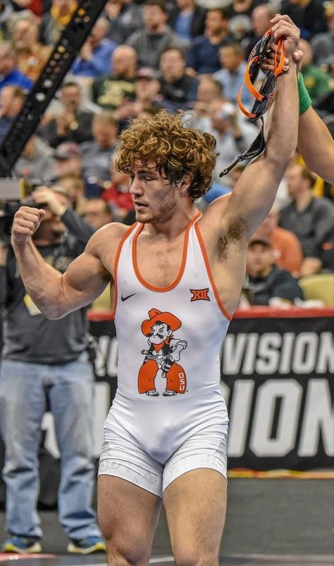 Very sexy and muscular young wrestler showing off his bulge with a very tight wrestling singlet that enhances his muscular abs and chest College Wrestling, Kun Aguero, Seni Pop, Wrestling Singlet, Men Sport Pants, Lycra Men, Braided Hairstyles For Teens, Rustic Flower, Crazy Hair Day At School