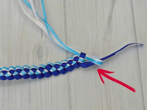 How to make a ribbon lei with 3 colors in about 30 minutes. Hawaiian ribbon leis are traditional made for graduation in the graduate’s school colors. Ribbon Lei 3 Colors Diy, Ribbon Leis Diy Tutorials Easy, Hawaiian Ribbon Lei Tutorial, Grad Leis For Boys, Graduation Ribbon Lei Ideas, 3 Ribbon Lei Diy, Diy Ribbon Lei, Ribbon Leis Diy Tutorials, Ribbon Leis For Graduation