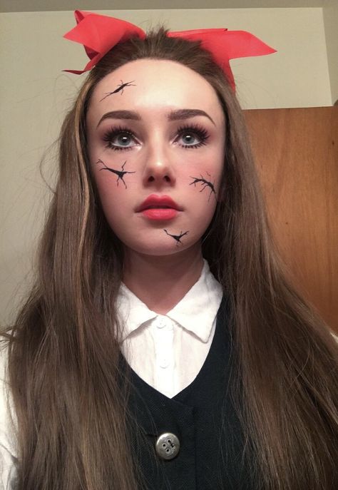 Doll Cracks Makeup, Cracked China Doll Makeup, Broken Doll Makeup Easy, Simple Doll Makeup Halloween, Creepy Baby Doll Makeup, Scary Doll Costume Diy, Dead Cheerleader Makeup Kid, Easy Creepy Doll Makeup, Scary Doll Make Up