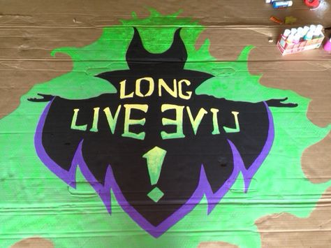 I made this sign when I couldn't find any Descendants decorations out there! Bling'd it out with black glitter too! Descendants Room Ideas, Descendants Set Design, Descendants Room, Descendants Decorations, Hades Descendants, Spray Paint Wall, Theatre Classroom, Red Draw, Painted Records