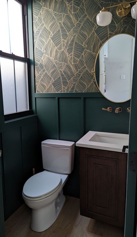 Benjamin Moore Hunter Green, Powder Room Wallpaper Modern, Hunter Green Paint, Bold Powder Room, Green Powder Room, Benjamin Moore Bathroom, Bathroom Wallpaper Modern, Batten Walls, I Love Wallpaper