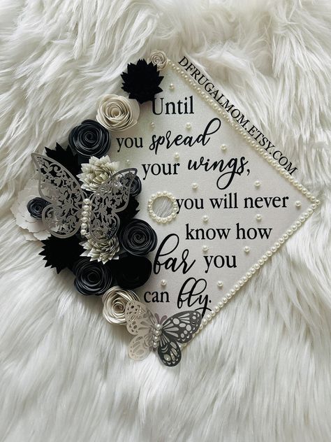 White Grad Cap Decoration, Lash Tech Graduation Cap, Cap And Grown Decorations, Creative Graduation Cap Designs, Daisy Graduation Cap, Graduation Cap Designs Silver, Associates Graduation Cap, Elegant Grad Cap Ideas, College Graduation Quotes Inspirational Grad Cap