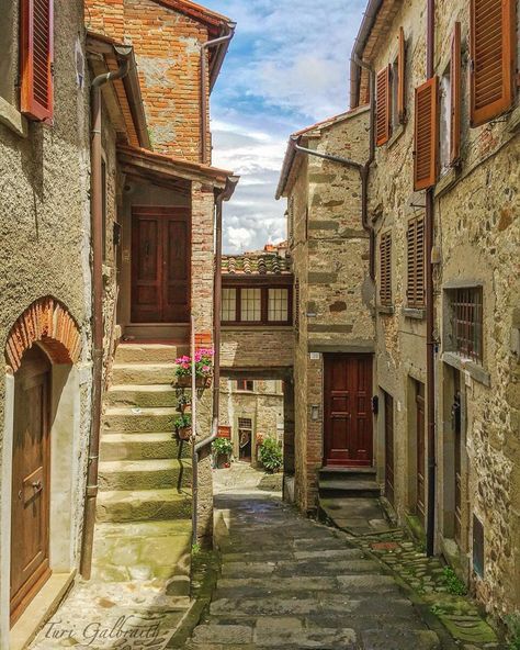 Medieval Mediterranean Architecture, Anghiari Italy, Minecraft Italian, Tuscany Houses, Medieval Landscape, Medieval Italy, Medieval Home, Mediterranean Village, Black Demon