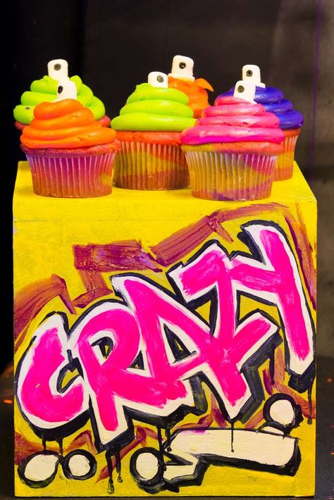 Graffiti Party Theme, Hip Hop Birthday Party, Graffiti Party, 90s Party Decorations, Party Birthday Cake, Hip Hop Birthday, 90s Theme Party, Dark Party, 90's Birthday Party