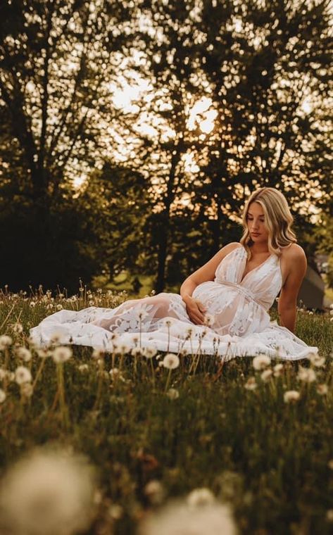 Grassy Maternity Photoshoot, Grass Maternity Photos, Maternity Pictures Flowy Dress, Maternity Pictures In Garden, Maternity Photography Summer Outdoor, Maternity Photo Shoot Ideas Field, Maternity Photography Outdoors Spring, Maternity Mom Poses, Maternity Pictures By Yourself