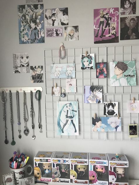 Desk Grid Wall, Grid Wall Ideas, Anime Room Inspo Aesthetic, Wall Grid Aesthetic, Wall Grid Ideas, Anime Bedroom Ideas, Wall Grid, Otaku Room, Dekorasi Kamar Tidur