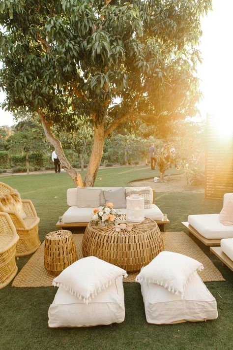 Farm Wedding Aisle, Lounge Pockets Wedding, Open Air Reception, Wedding Lounge Seating Reception Ideas, Boho Wedding Backyard, Wedding Outdoor Furniture, Casual Wedding Seating, Outdoor Party Seating, Lounge Wedding Reception