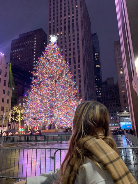 New York Christmas Best Friends, New York Christmas Aesthetic Couple, New York Christmas Shopping, Nyc Christmas Pictures, Nyc Christmas Photo Ideas, Nyc Christmas Couple, Nyc Christmas Picture Ideas, Christmas In Nyc Aesthetic, Nyc At Christmas Time