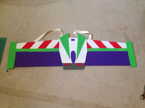 How To Make Buzz Lightyear Wings, Buzz Light Year Wings Diy, Buzz Lightyear Wings Template, Diy Buzz Light Year Costume Toddler, Buzz Lightyear Wings Diy, Diy Buzz Lightyear Wings, Tacky Tuesday Outfits, Buzz Lightyear Fantasia, Buzz Lightyear Costume Women Diy