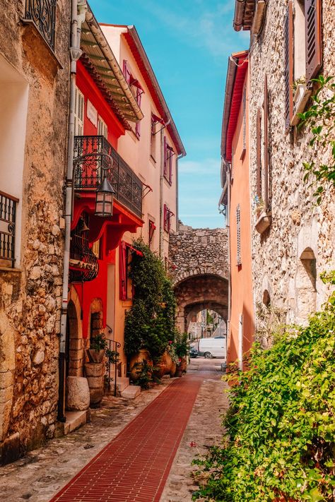 Small French Town, French Village Aesthetic, France Beautiful Places, France Streets, French Riviera Itinerary, Beautiful Places In France, French Streets, What To Do In La, European Streets