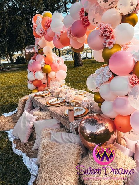 Luxury Picnic Birthday Party, Picnic Balloon Decorations, Luxury Picnic Setup Birthday, Luxury Picnic Setup Ideas, Fancy Picnic Decor, Diy Luxury Picnic, Picnic Balloons, Summer Solstace, Luxury Picnic Ideas