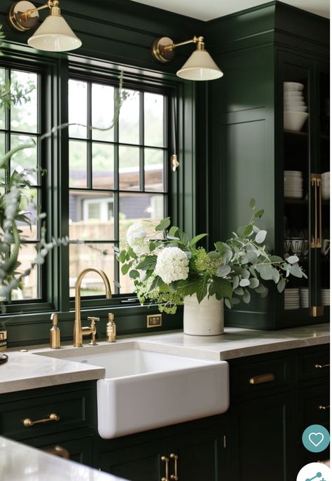 Kitchens With Green Cabinets, Emerald Green Kitchen, Green Kitchen Designs, Dark Green Kitchen, Kitchen 2023, Green Kitchen Decor, Green Interior Design, Victorian Kitchen, Green Kitchen Cabinets