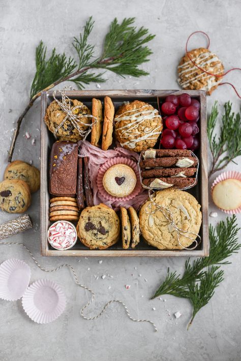 Raspberry Linzer Cookies, Jul Mad, Christmas Cookie Box, Cookie Gift Box, Ultimate Cookies, Kinds Of Cookies, Edible Gifts, Beautiful Cookies, Cookie Box