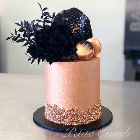 Black and rose gold cake Black And Rose Gold Cake, Cakes Rose Gold, Rose Gold Wedding Party, 40th Birthday Cake For Women, Lindt Dark Chocolate, Crumb Cakes, Rose Gold Wedding Cakes, Rose Gold Cake, Gold Birthday Cake