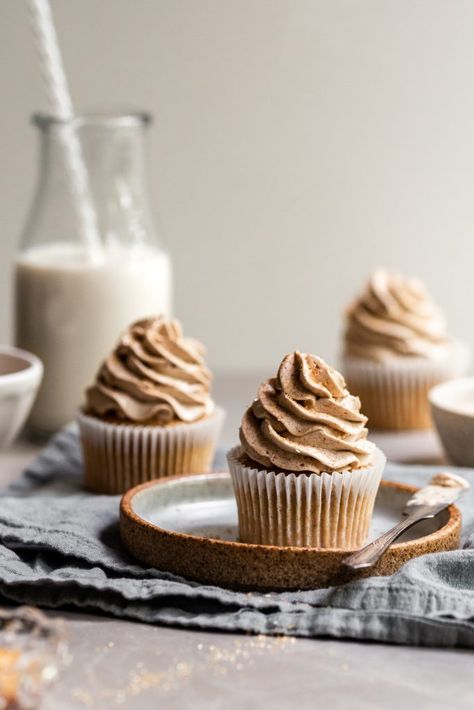 Tender vegan banana cupcakes topped with the silkiest, fluffiest cinnamon ermine frosting. Once you've had it, you'll know why it's also called Magic Frosting! Cappuccino Cupcakes, French Vanilla Cappuccino, Ermine Frosting, Cinnamon Frosting, Cupcake Photography, Spiced Buttercream, Healthy Cakes, Banana Treats, Vegan Frosting