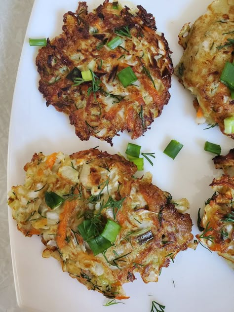 Cabbage Fritters Keto, Airfryer Cabbage, Cabbage Pancake Recipe, Cabbage Pancakes, Cabbage Fritters, Daily Yum, Healthy Cabbage, Cabbage Recipes Healthy, Veggie Fritters