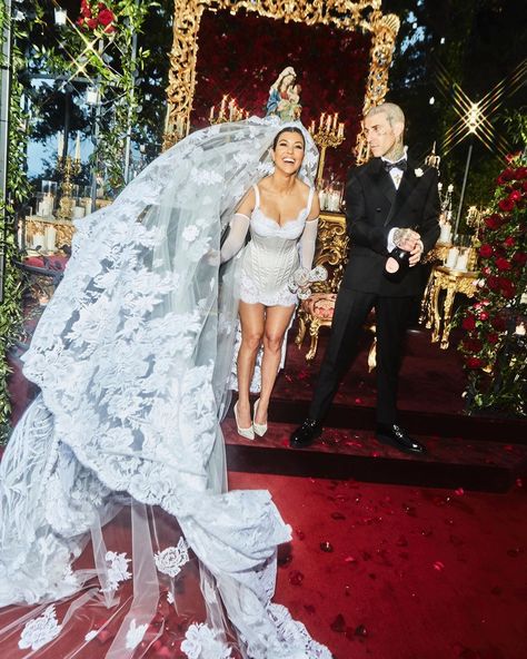 Kourtney Kardashian Wedding, Kardashian Wedding Dress, Kim Kardashian Wedding Dress, Kim Kardashian Wedding, Kardashian Wedding, Estilo Kardashian, Iconic Weddings, Celebrity Wedding Dresses, Ellen Von Unwerth