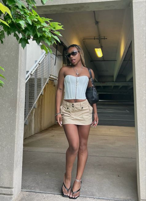 Mini Cargo Skirt Outfit Y2k, Y2k Cargo Skirt Outfit, Corset And Skirt Outfits Aesthetic, Cargo Skirt And Corset, Cargo And Corset Outfit, Y2k Corset Outfit, Cargos And Corset, White Cargo Skirt Outfit, Corset And Mini Skirt Outfit