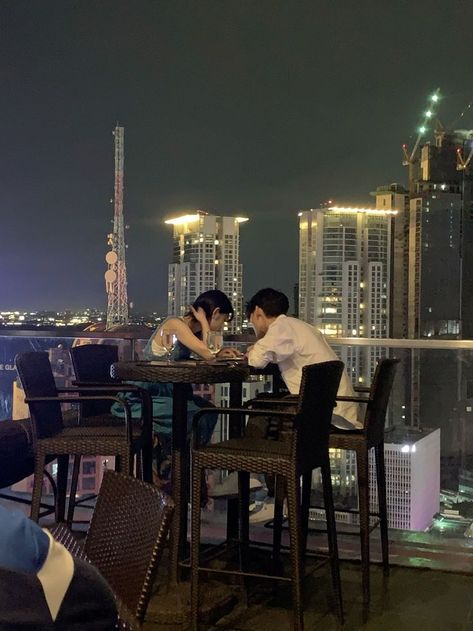 Korean Couple Restaurant Date, Couple Date Aesthetic Faceless, Couple Date Restaurant, Dinner Couple Aesthetic, Korean Couples Aesthetics, Couple In Restaurant Aesthetic, Korean Couple Photos, Japanese Couple Aesthetic, Chinese Couple Aesthetic