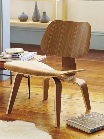 Eames molded plywood chair in walnut via design milk Molded Plywood Chair, Eames Design, Plywood Chair, Simple Sofa, Design Chair, Plywood Furniture, Ray Eames, Eames Lounge, Modern Love