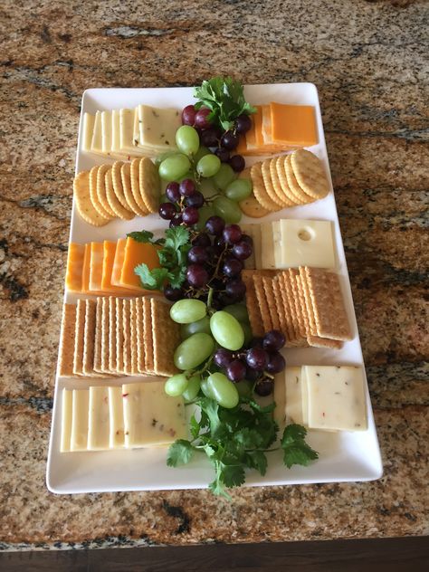 Charcuterie Board Meats, Fest Mad, Fruit Platter Designs, Decorações Com Comidas, Cheese And Crackers, Party Food Buffet, Charcuterie Inspiration, Party Food Platters, Charcuterie Recipes