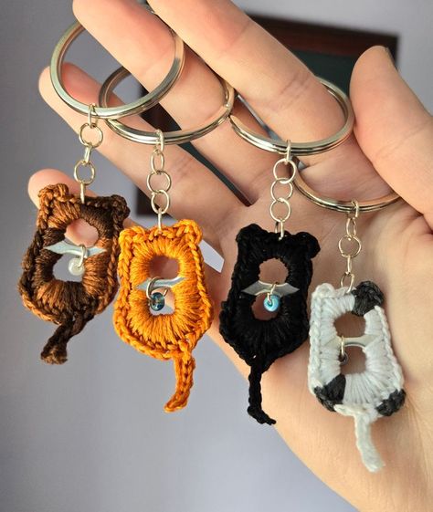 Simple Crochet Keychain Pattern, Crochet For Boyfriend Diy Gifts, Crochet Things To Sell Ideas, Crochet Gifts For Guys, Crochet Gifts For Men Boyfriends, Pull Tab Crafts, Simple Crochet Keychain, Matching Crochet Ideas, Key Chains Crochet