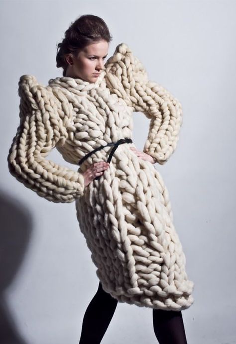 Giant Knitting, Knitwear Inspiration, Big Knits, Yarn Sweater, Knit Art, Chunky Wool, Creation Couture, Knitwear Fashion, Knitted Coat