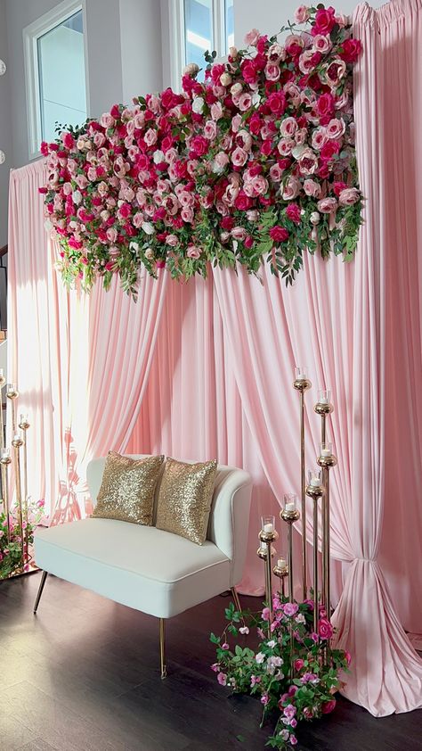 Backdrop With Floral Arrangement, Paper Flower Curtain Backdrop, Rose Backdrop Ideas, Pink Flower Table Decor, Event Floral Arrangements, Pink And Red Quinceanera Decorations, Red And Pink Backdrop, Pink Backdrop Ideas, Floral Birthday Party Decorations