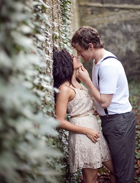 romantic pose for wedding or engagement pictures #engagementphotography #couplesphotography Engagement Shoots Poses, Shooting Couple, Couples Engagement Photos, Foto Tips, Engagement Photo Poses, Engagement Poses, Wedding Engagement Photos, Photo Couple, Couple Photography Poses