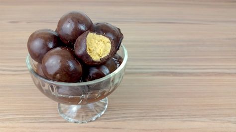 Homemade Giant Malteser Bites – CarlyToffle Malteaser Recipes, Homemade Maltesers, Malted Milk Balls Recipe, Maltesers Chocolate, Malteser Cake, Maltese Recipes, Malted Milk Balls, Chocolate Bites, Malted Milk