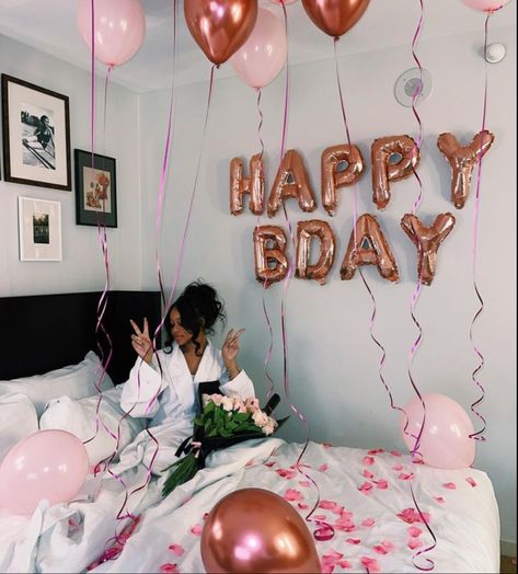 Birthday Photo Shoot Bedroom, 23rd Birthday Ideas Decoration, Birthday Room Photoshoot, Room Birthday Photoshoot Ideas, Hotel Bday Photoshoot, Bday Hotel Decorations, Birthday Shoot In Bed, Birthday Pictures In Bed, Hotel Birthday Shoot